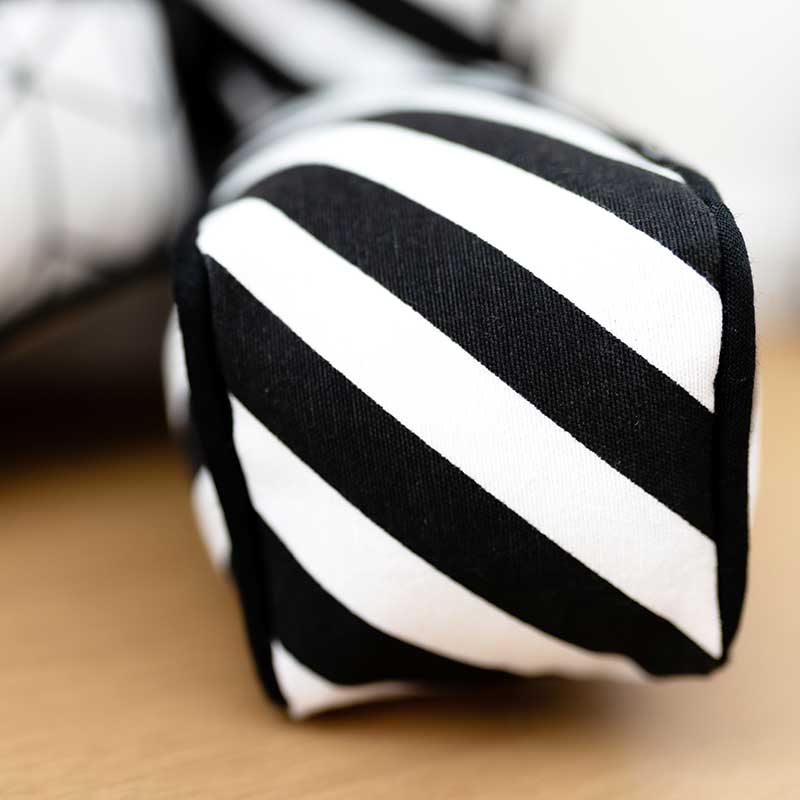 Buchstabenkissen SCANDI, Diagonale Streifen, Schwarz-Weiss