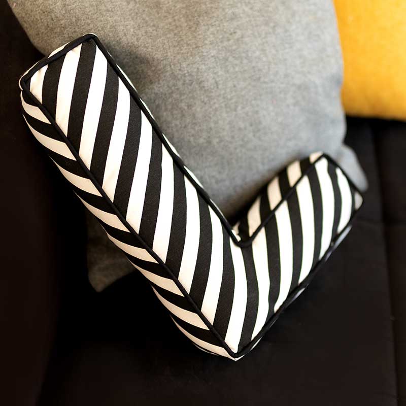 Buchstabenkissen SCANDI, Diagonale Streifen, Schwarz-Weiss